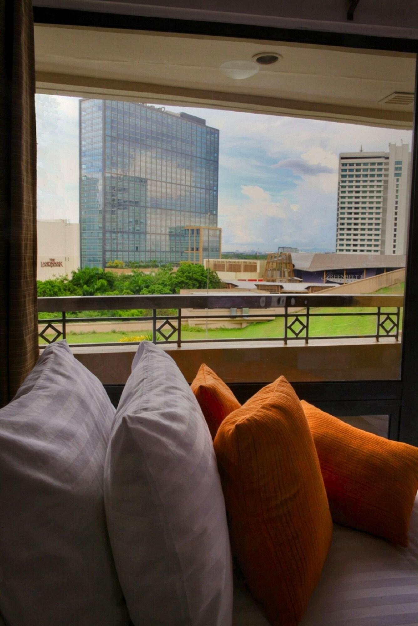 Bsa Tower Serviced Residences Макати Экстерьер фото